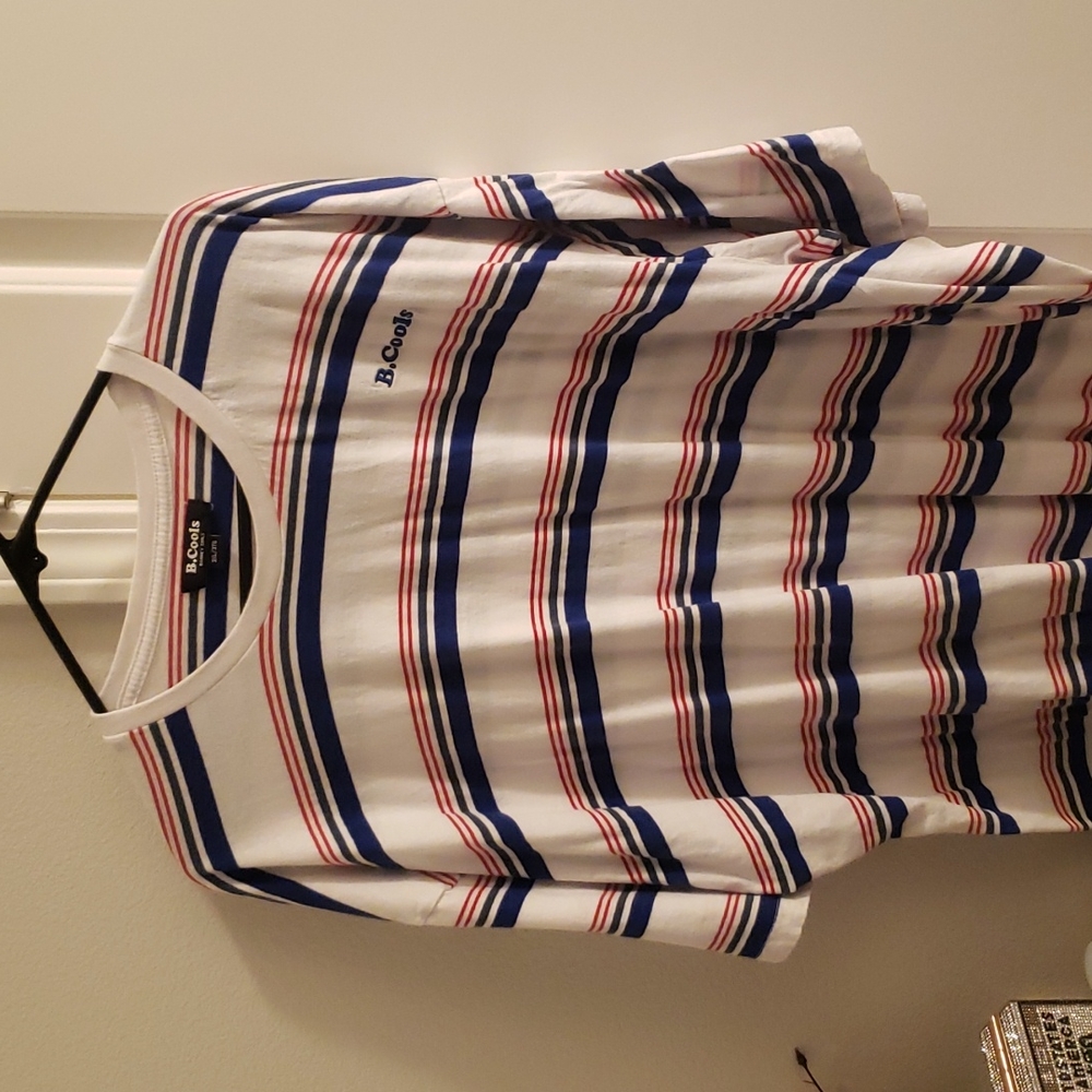 B.Cools 3XL tshirt colors are white red green blue.